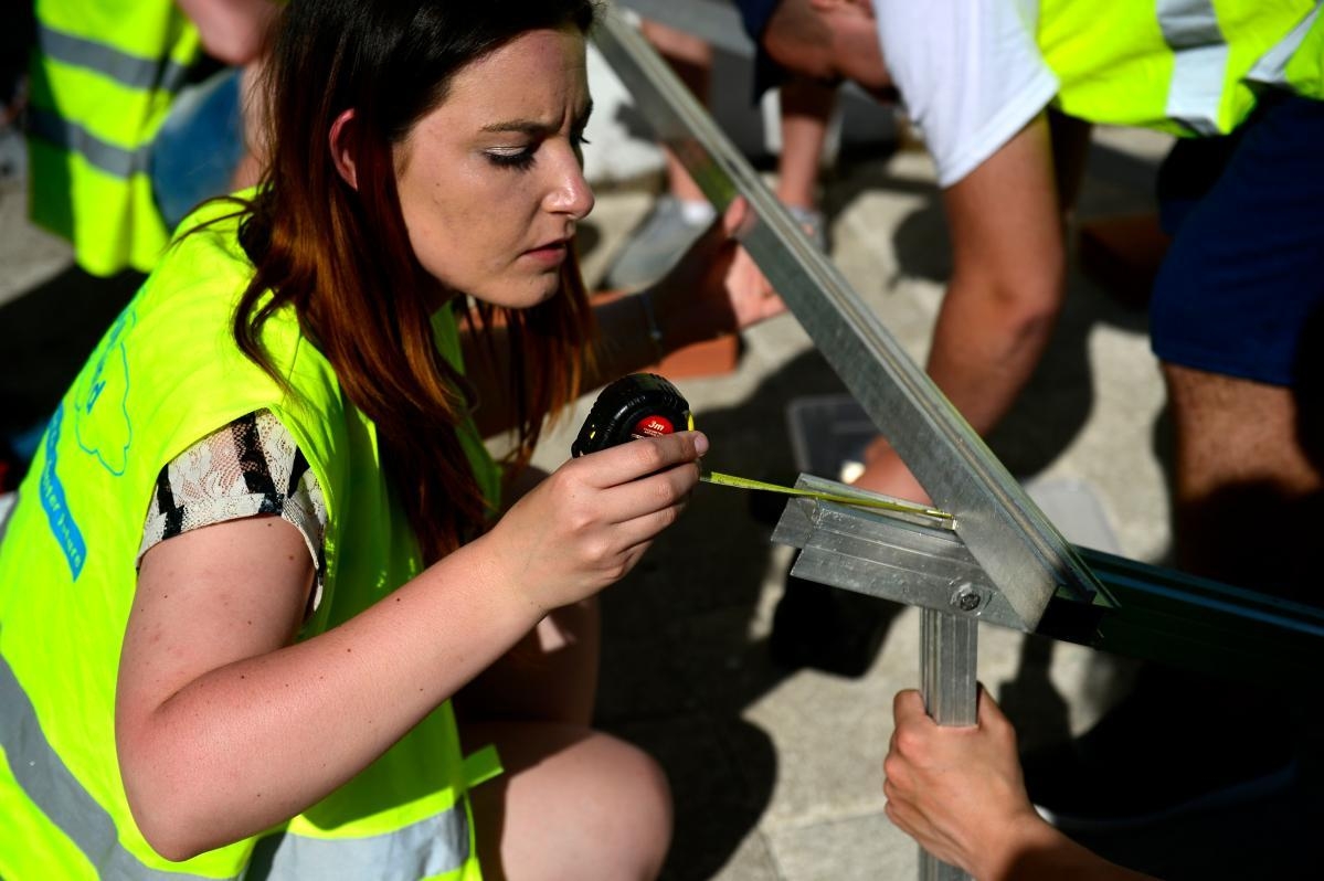 Estudiante joven cinta métrica UE